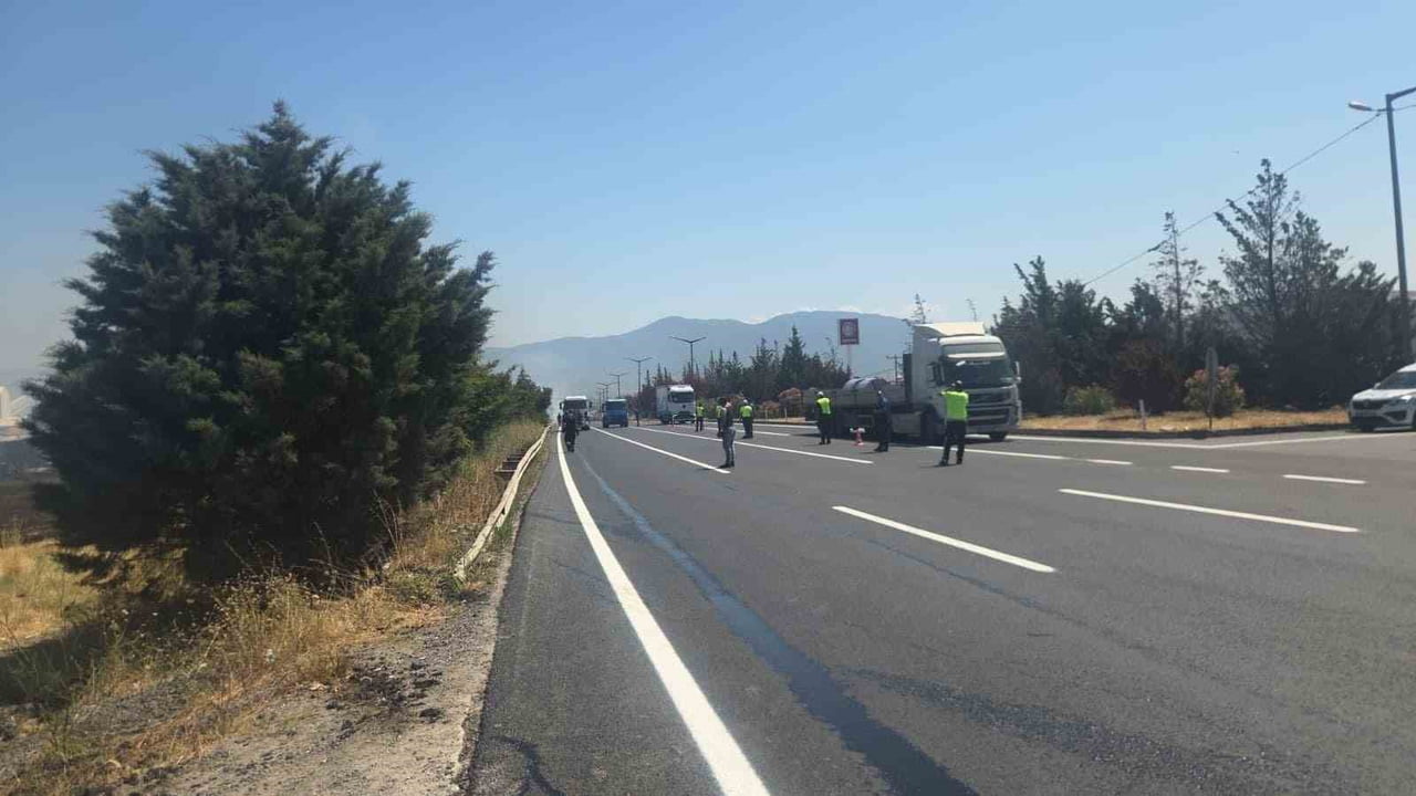 YOL KENARINDAKİ OTLUK ALANDA YANGIN ÇIKTI. YANGIN RÜZGARIN DA ETKİSİ İLE YOL KENARINDAKİ AĞAÇLARA...