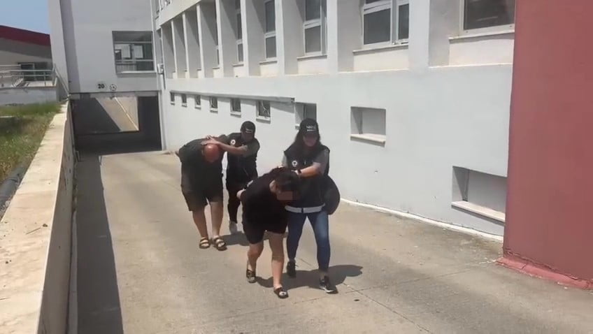 YOLCU KONUMUNDAKİ Ş.Ç (ÖNDE) ADLİ KONTROL ŞARTIYLA SERBEST KALDI. TIR'IN SÜRÜCÜSÜ A.C.K. (ARKADA)...