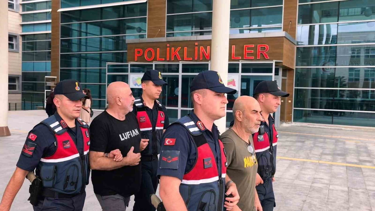 YÖNETMEN EZEL AKAY’A (ARKADA) ADLİ KONTROL ŞARTI UYGULANDI, KARDEŞİ (ÖNDE) TUTUKLANDI...