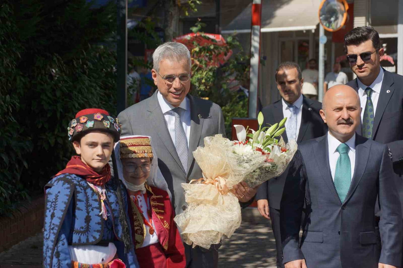 YÖRESEL KIYAFETLİ ÇOCUKLAR TARAFINDAN KARŞILANAN BAKAN MEMİŞOĞLU'NA ÇİÇEK TAKDİM...