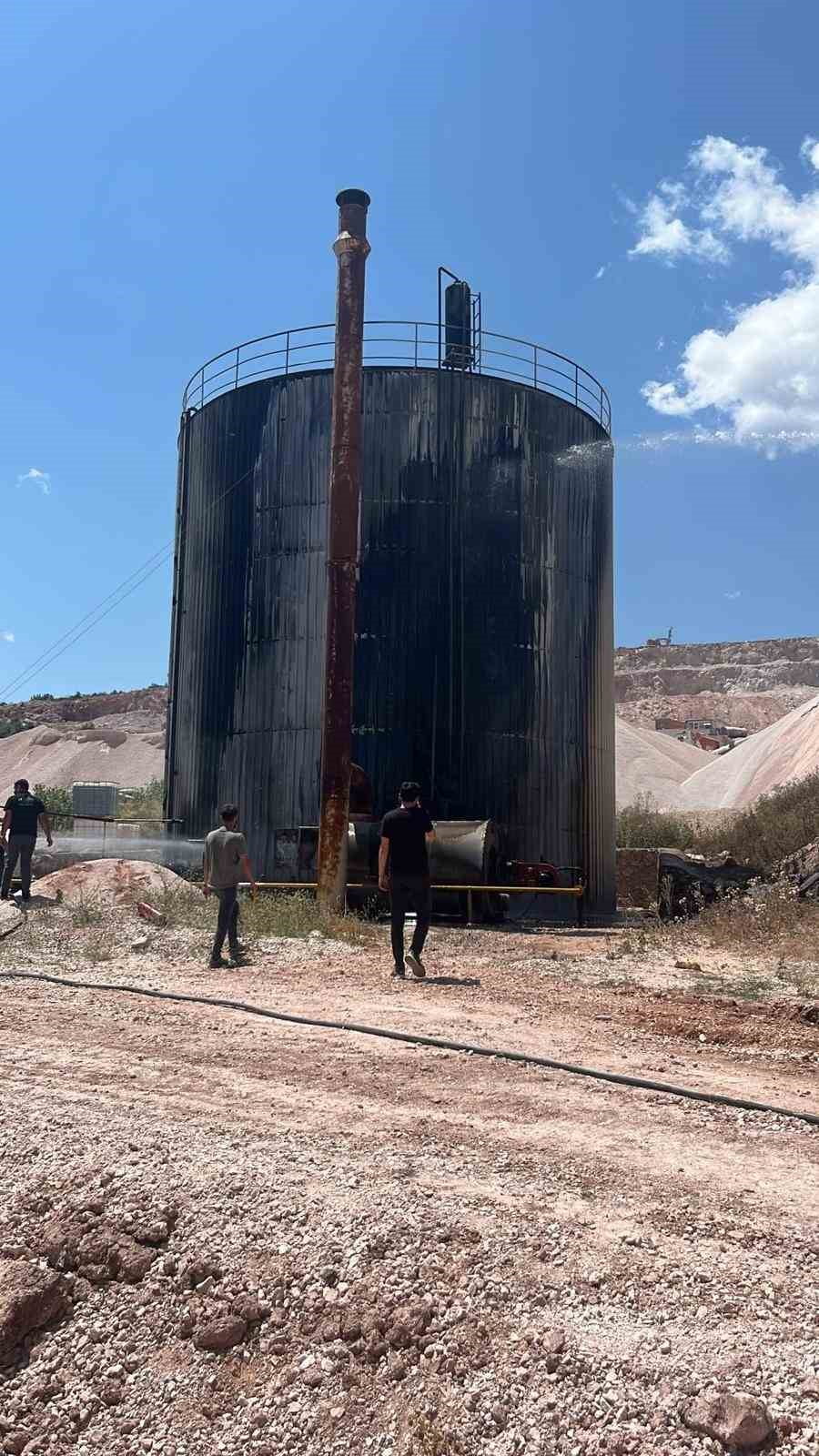 YOZGAT'IN AYDINCIK İLÇESİNDE PLENT TESİSİNDE MEYDANA GELEN PATLAMANIN ARDINDAN YANGIN ÇIKTI. ERKEN...