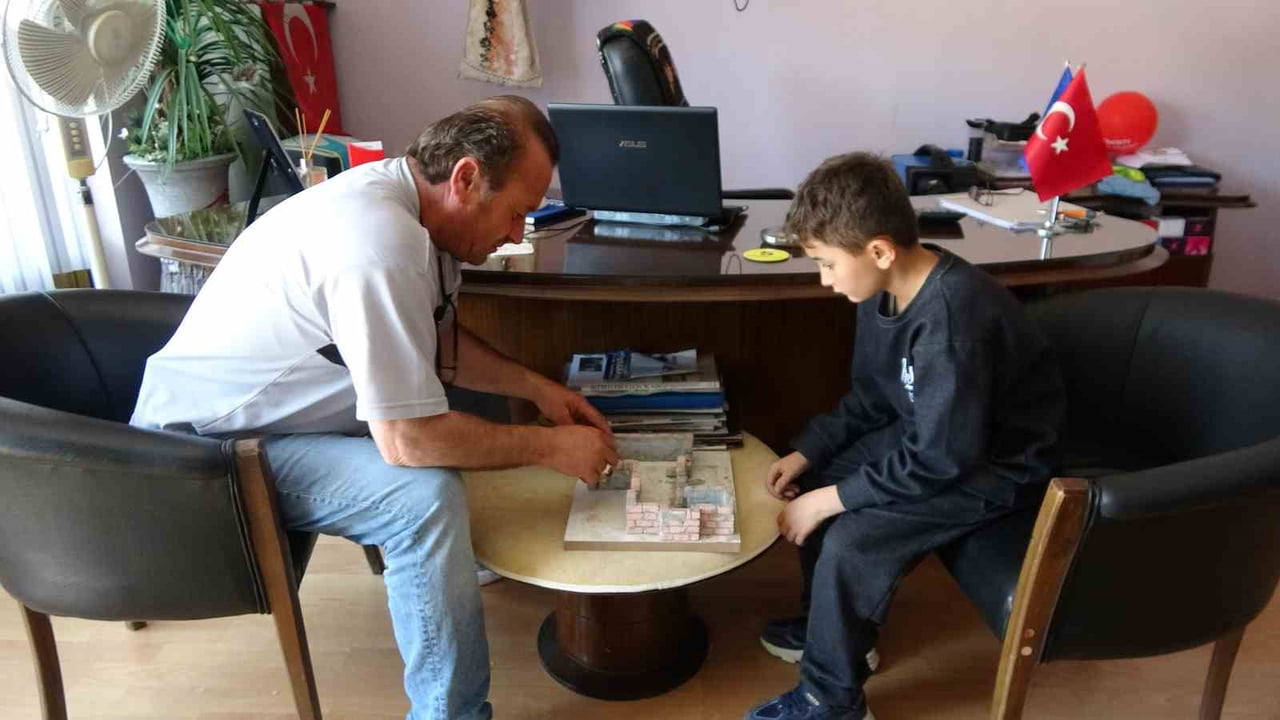 YOZGAT'IN AYDINCIK İLÇESİNDE YAŞAYAN 55 YAŞINDAKİ ADAM, 7 YAŞINDAKİ TORUNUNUN UÇAK İSTEĞİNİ GERİ...