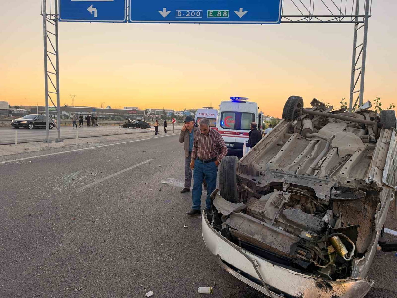 YOZGAT'TA OTOMOBİL İLE HAFİF TİCARİ ARACIN ÇARPIŞTIĞI KAZADA SÜRÜCÜLER YARALANDI.