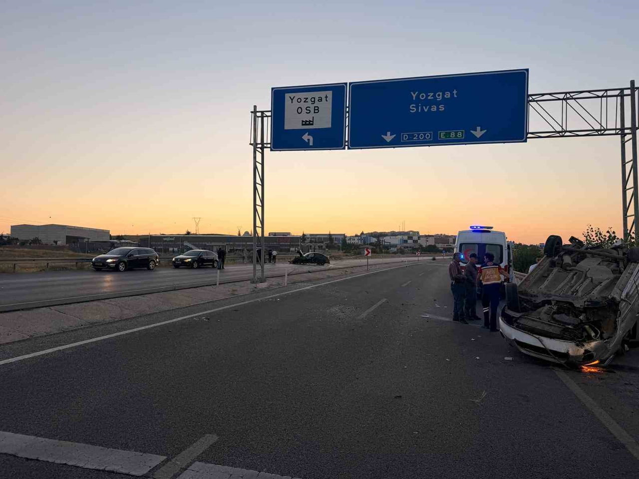 YOZGAT'TA OTOMOBİL İLE HAFİF TİCARİ ARACIN ÇARPIŞTIĞI KAZADA SÜRÜCÜLER YARALANDI.