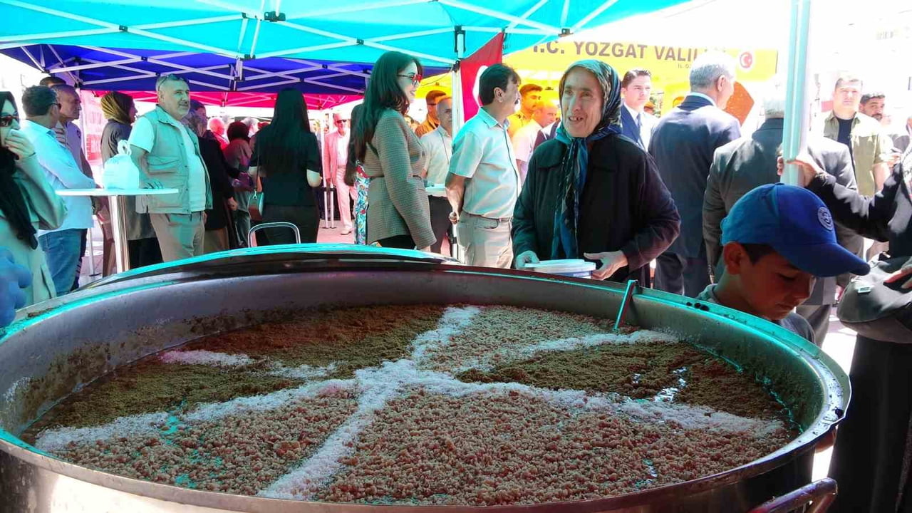 YOZGAT CUMHURİYET MEYDANI’NDA DÜZENLENEN AŞURE GÜNÜ PROGRAMI YOĞUN KATILIMLA GERÇEKLEŞTİ.