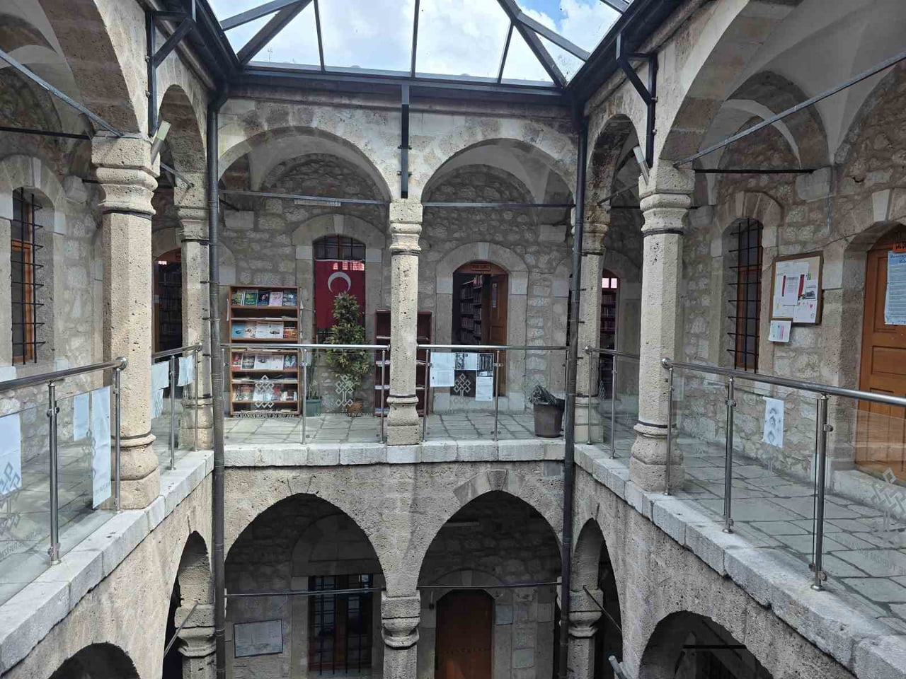 YOZGAT’IN AKDAĞMADENİ İLÇESİNDE BULUNAN TARİHİ KÜTÜPHANE GEÇMİŞTEN GÜNÜMÜZE UZANAN İZLERİYLE...