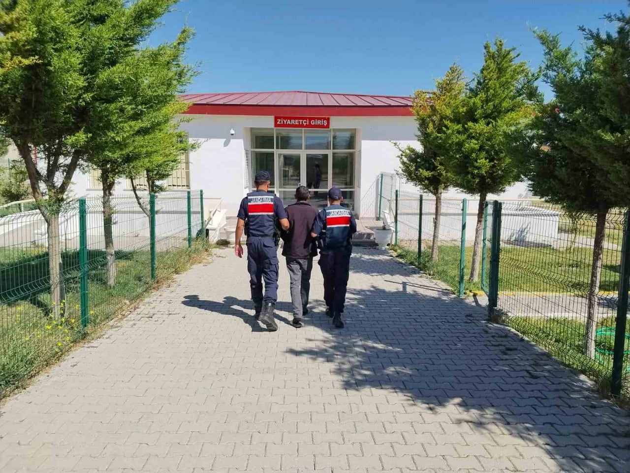 YOZGAT’IN AYDINCIK İLÇESİNDE FİRARİ HÜKÜMLÜ YAKALANDI.-