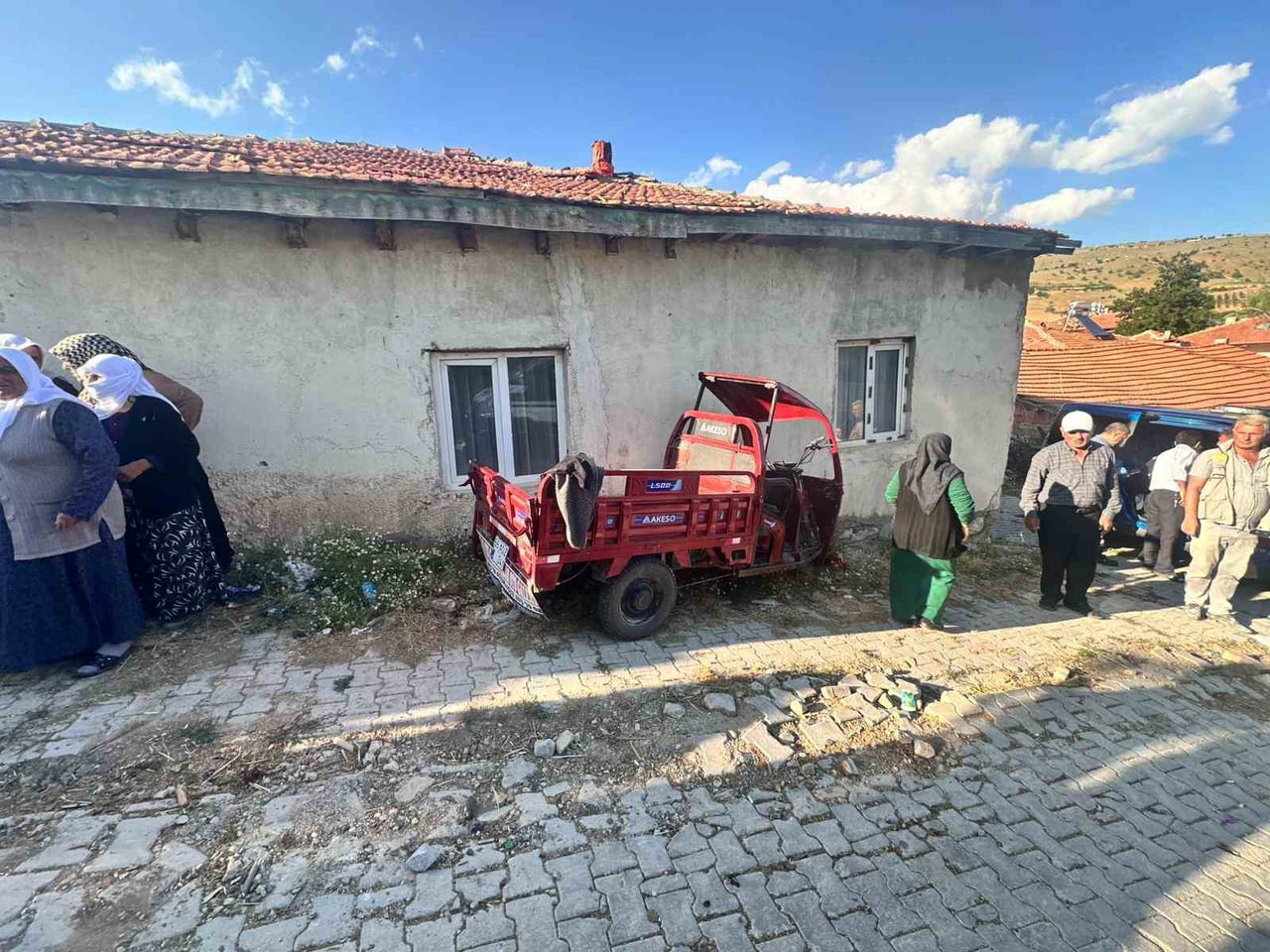 YOZGAT’IN AYDINCIK İLÇESİNDE MEYDANA GELEN KAZADA ELEKTRİKLİ MOTOSİKLET DUVARA ÇARPTI, 6 KİŞİ...