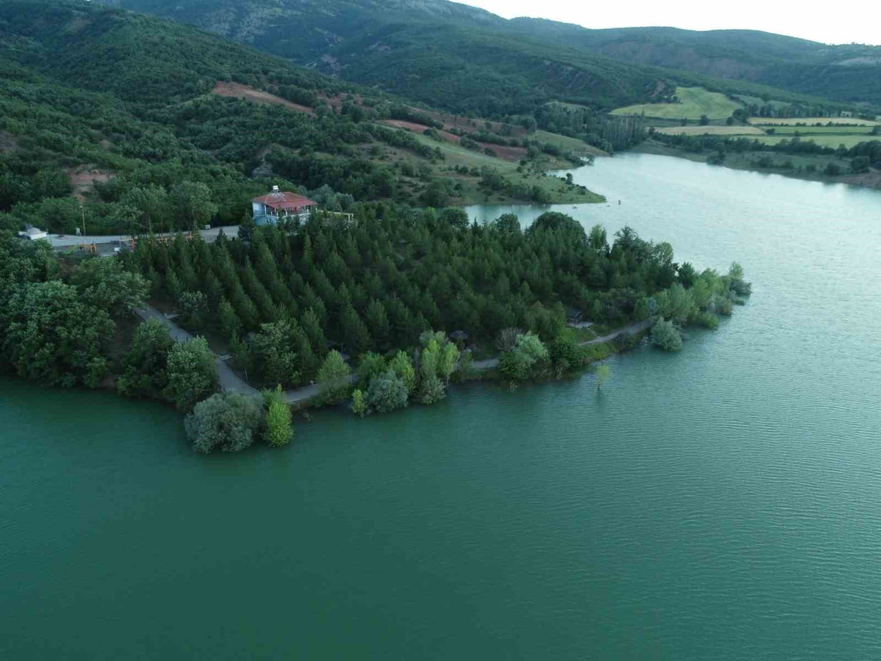 YOZGAT’IN AYDINCIK İLÇESİNDE YER ALAN PELİTLİ GÖL, EŞSİZ DOĞAL GÜZELLİĞİ VE BÜYÜLEYİCİ...