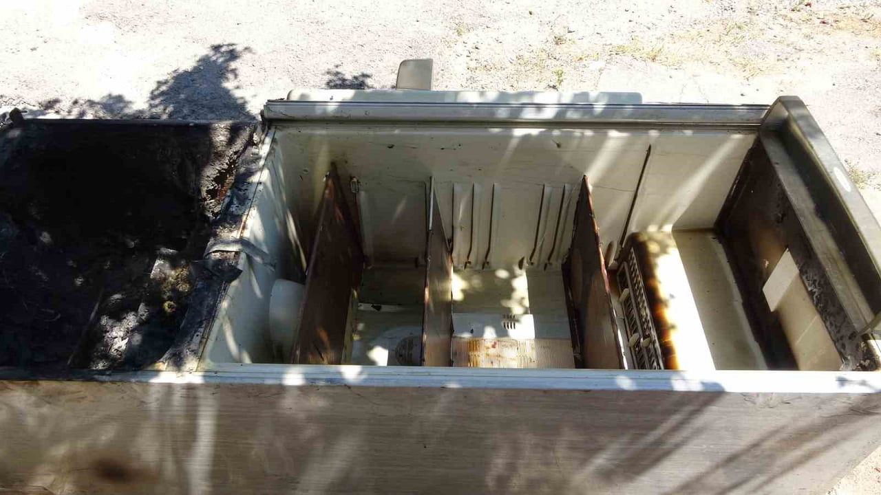 YOZGAT’IN SORGUN İLÇESİNDE BOMBA GİBİ PATLAYAN BUZDOLABI SONRASI EVİN BİR BÖLÜMÜ KULLANILAMAZ HALE...