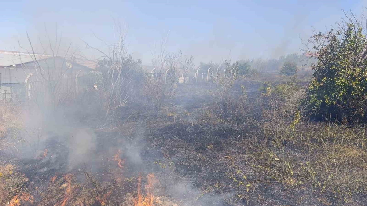 YOZGAT’IN SORGUN İLÇESİNDE OTLUK ALANDA ÇIKAN YANGIN SÖNDÜRÜLDÜ.