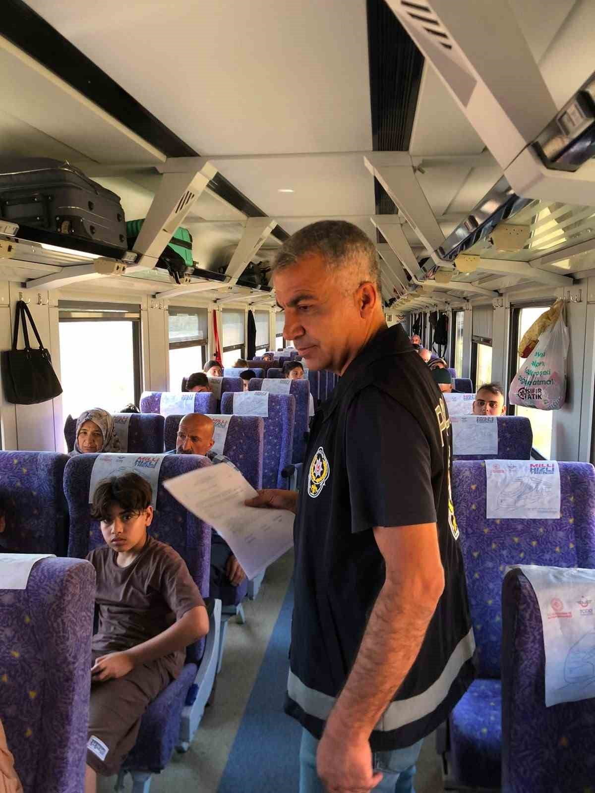 YOZGAT’IN YERKÖY İLÇESİNDE İLÇE EMNİYET MÜDÜRLÜĞÜ EKİPLERİ, DEMİRYOLU TAŞIMACILIĞINDA YOLCULARIN...