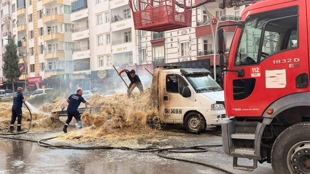 YOZGAT’IN YERKÖY İLÇESİNDE SEYİR HALİNDEKİ SAMAN YÜKLÜ BİR KAMYONETTE ÇIKAN YANGIN ŞEHİRDE KORKU...