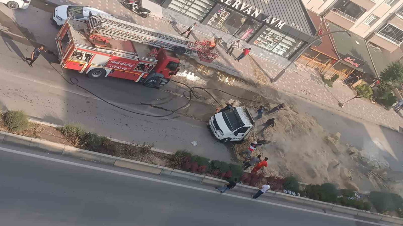 YOZGAT’IN YERKÖY İLÇESİNDE SEYİR HALİNDEKİ SAMAN YÜKLÜ BİR KAMYONETTE ÇIKAN YANGIN ŞEHİRDE KORKU...