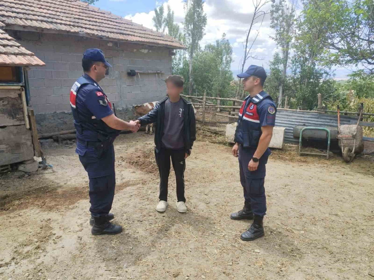YOZGAT’TA HAYVANLARINI KAYBEDEN ÇİFTÇİNİN YARDIMINA JANDARMA EKİPLERİ KOŞTU. -