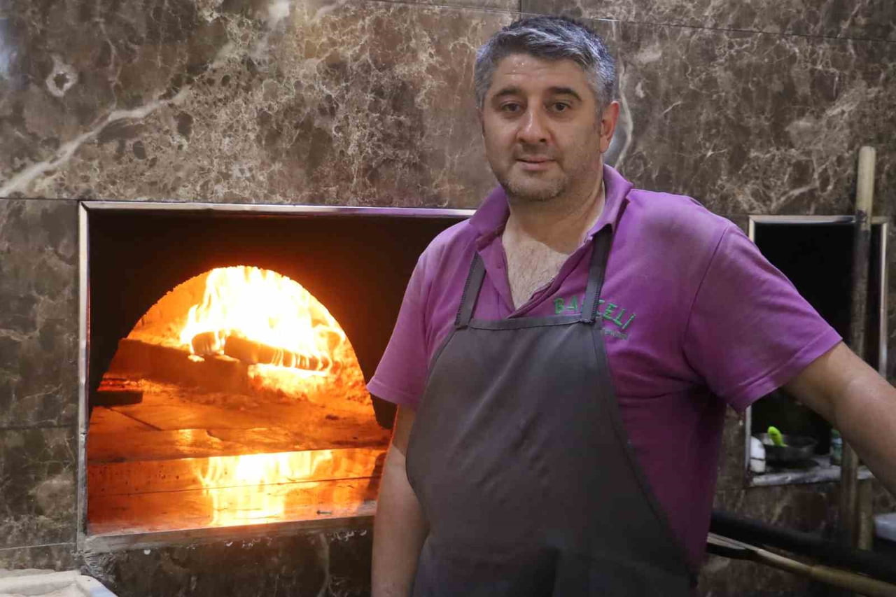 YÜKSEK SICAĞIN İŞLERİNİ ZORLAŞTIRDIĞINI DİLE GETİREN FIRIN USTASI MUSTAFA UTMA, "HAVALAR ÇOK...