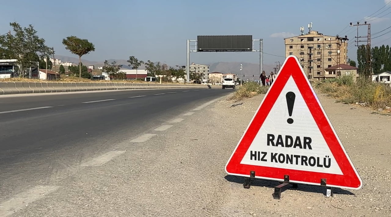 YÜKSEKOVA İLÇESİNDE BÖLGE TRAFİK DENETLEME İSTASYON AMİRLİĞİ EKİPLERİ, KENT MERKEZİNİN EN YOĞUN...