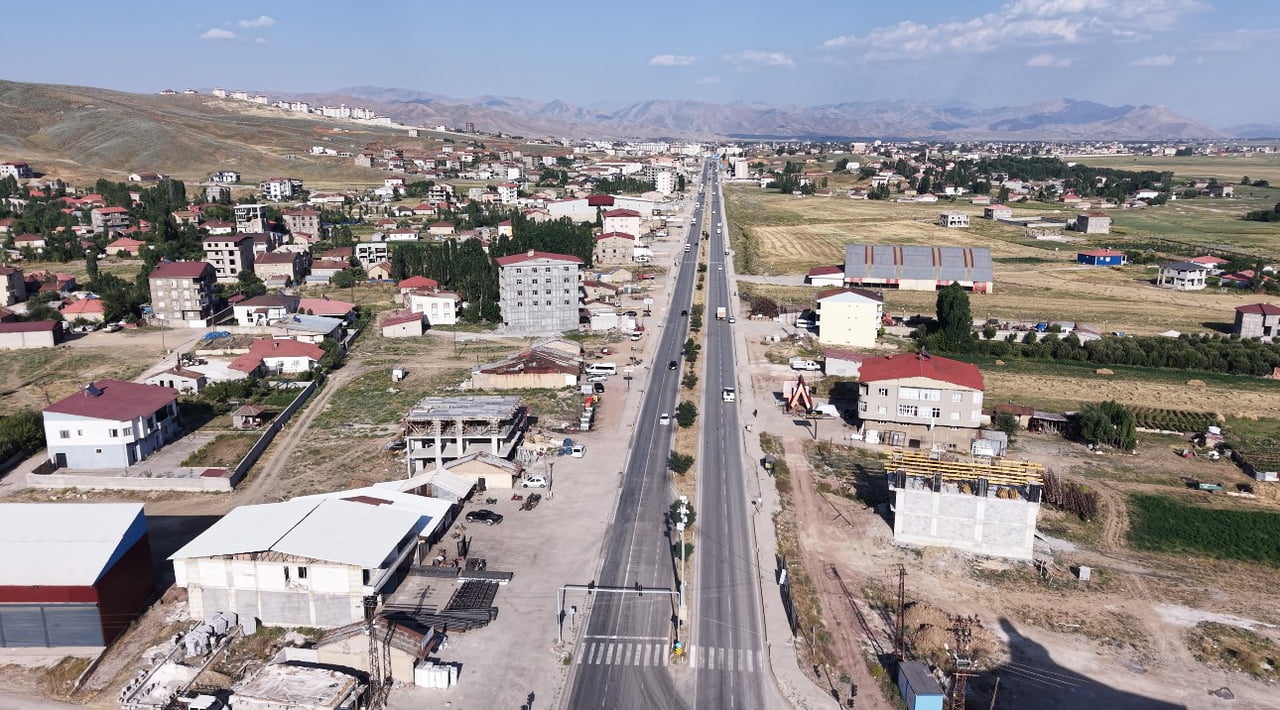 YÜKSEKOVA İLÇESİNDE BÖLGE TRAFİK DENETLEME İSTASYON AMİRLİĞİ EKİPLERİ, KENT MERKEZİNİN EN YOĞUN...