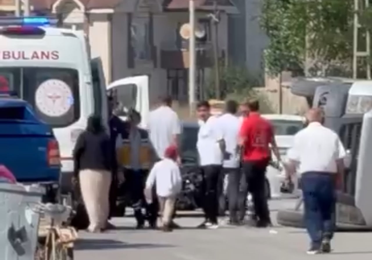 YÜKSEKOVA İLÇESİNDE OTOMOBİL İLE MİNİBÜSÜN ÇARPIŞMASI SONUCU MEYDANA GELEN TRAFİK KAZASINDA 3 KİŞİ...