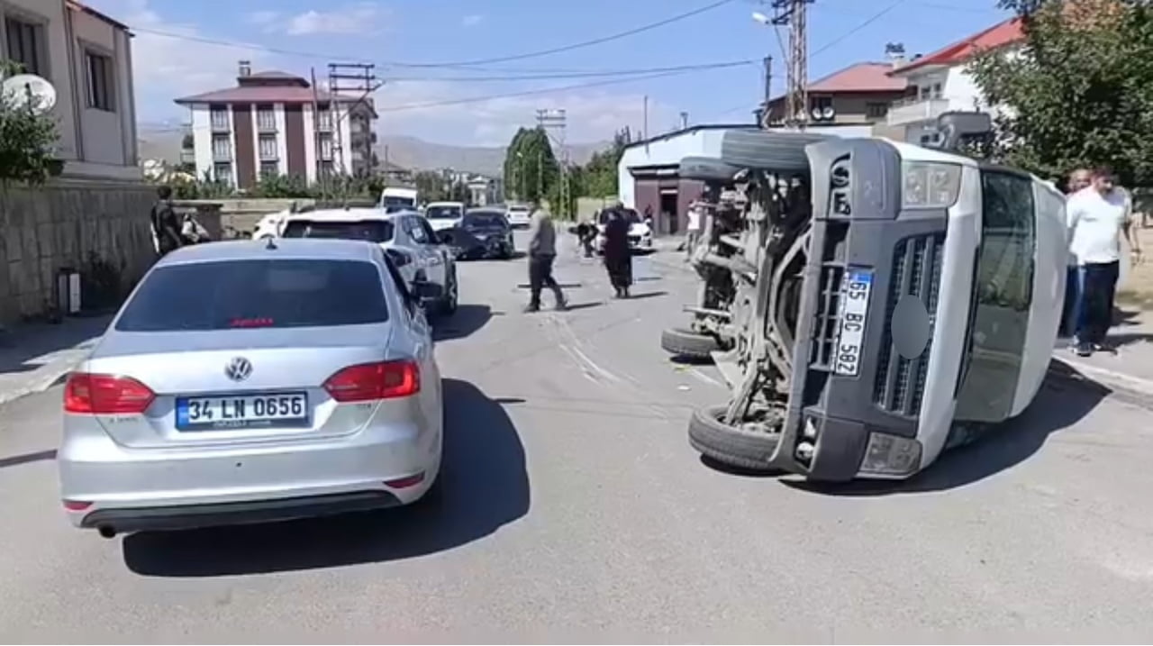 YÜKSEKOVA İLÇESİNDE OTOMOBİL İLE MİNİBÜSÜN ÇARPIŞMASI SONUCU MEYDANA GELEN TRAFİK KAZASINDA 3 KİŞİ...