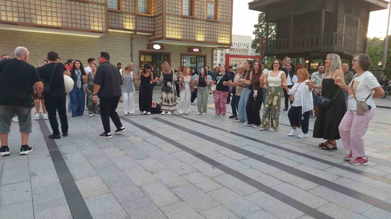 YUNANİSTAN'DAN DOĞU KARADENİZ'E TURİZM AMAÇLI GELEN KAFİLE DE RİZE'DE KEYİFLİ VAKİT...