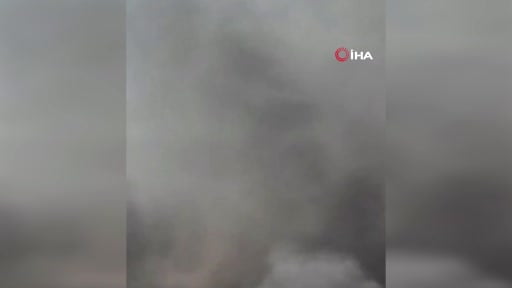 Yunanistan'ın başkenti Atina'nın kuzeyinde bir yedek parça tesisinde çıkan yangında 2'si ağır 4...