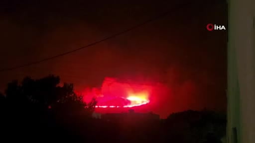 Yunanistan'ın popüler tatil adalarından biri olan Paros'ta çıkan orman yangını nedeniyle köyler...