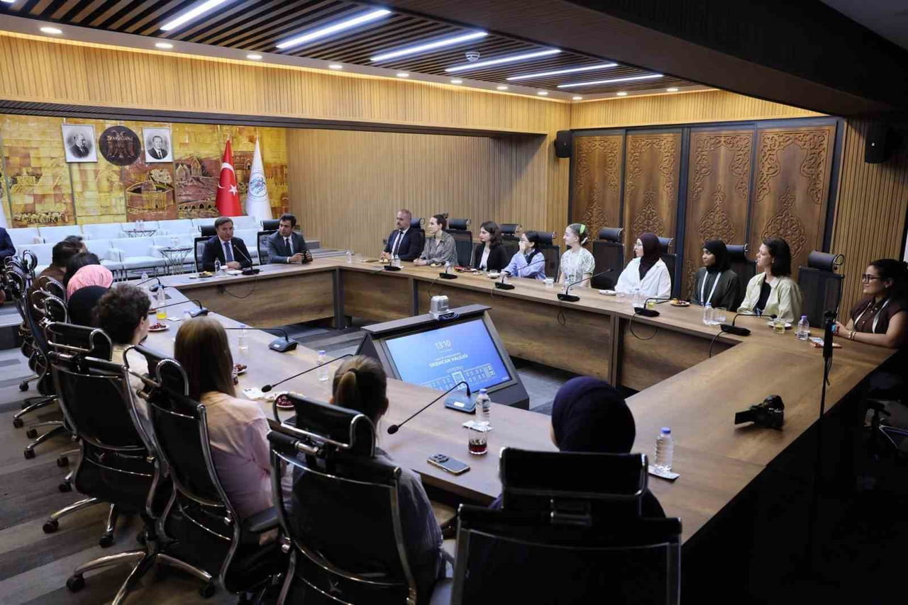 YUNUS EMRE ENSTİTÜSÜ İLE ERZİNCAN BİNALİ YILDIRIM ÜNİVERSİTESİ İŞ BİRLİĞİNDE DÜZENLENEN "TÜRKÇE...