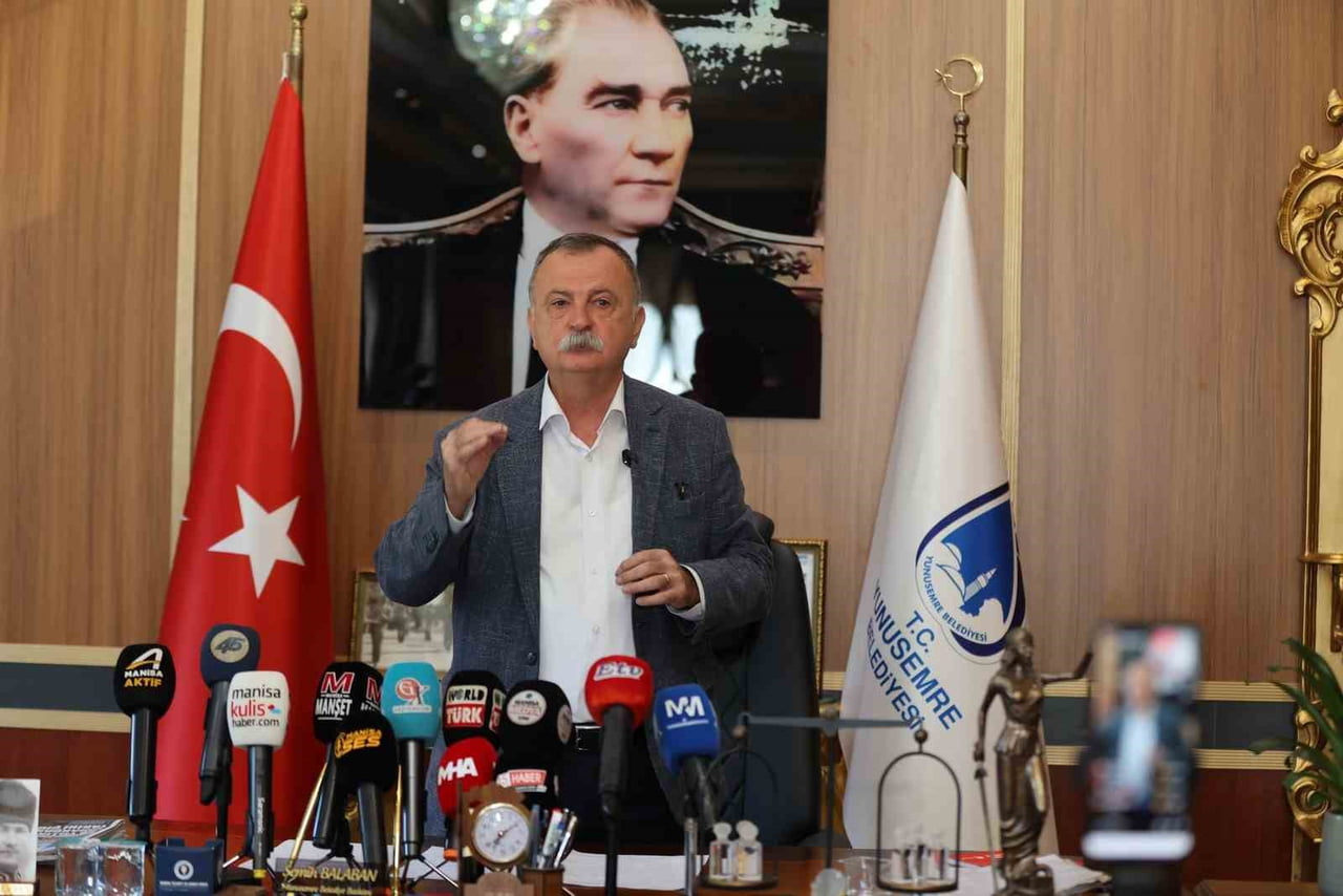 YUNUSEMRE BELEDİYE BAŞKANI SEMİH BALABAN, AYLIK BASIN TOPLANTISINDA İLÇEDE YÜRÜTÜLEN ÇALIŞMALARI...