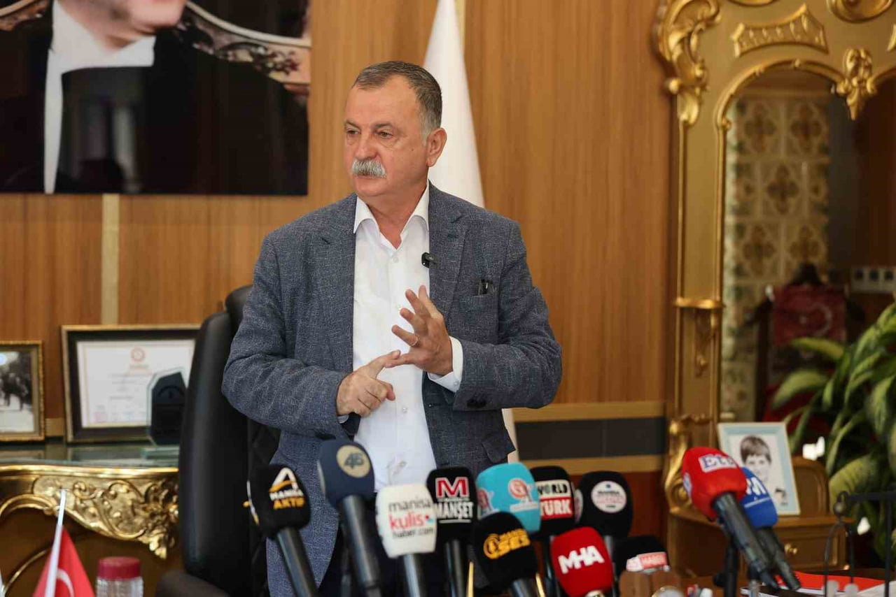 YUNUSEMRE BELEDİYE BAŞKANI SEMİH BALABAN, AYLIK BASIN TOPLANTISINDA İLÇEDE YÜRÜTÜLEN ÇALIŞMALARI...