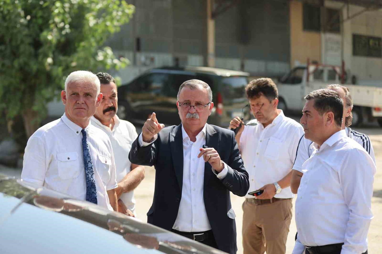 YUNUSEMRE BELEDİYE BAŞKANI SEMİH BALABAN, KÜÇÜK SANAYİ SİTESİ'NDE ODA BAŞKANLARI VE ESNAFLA BİR...