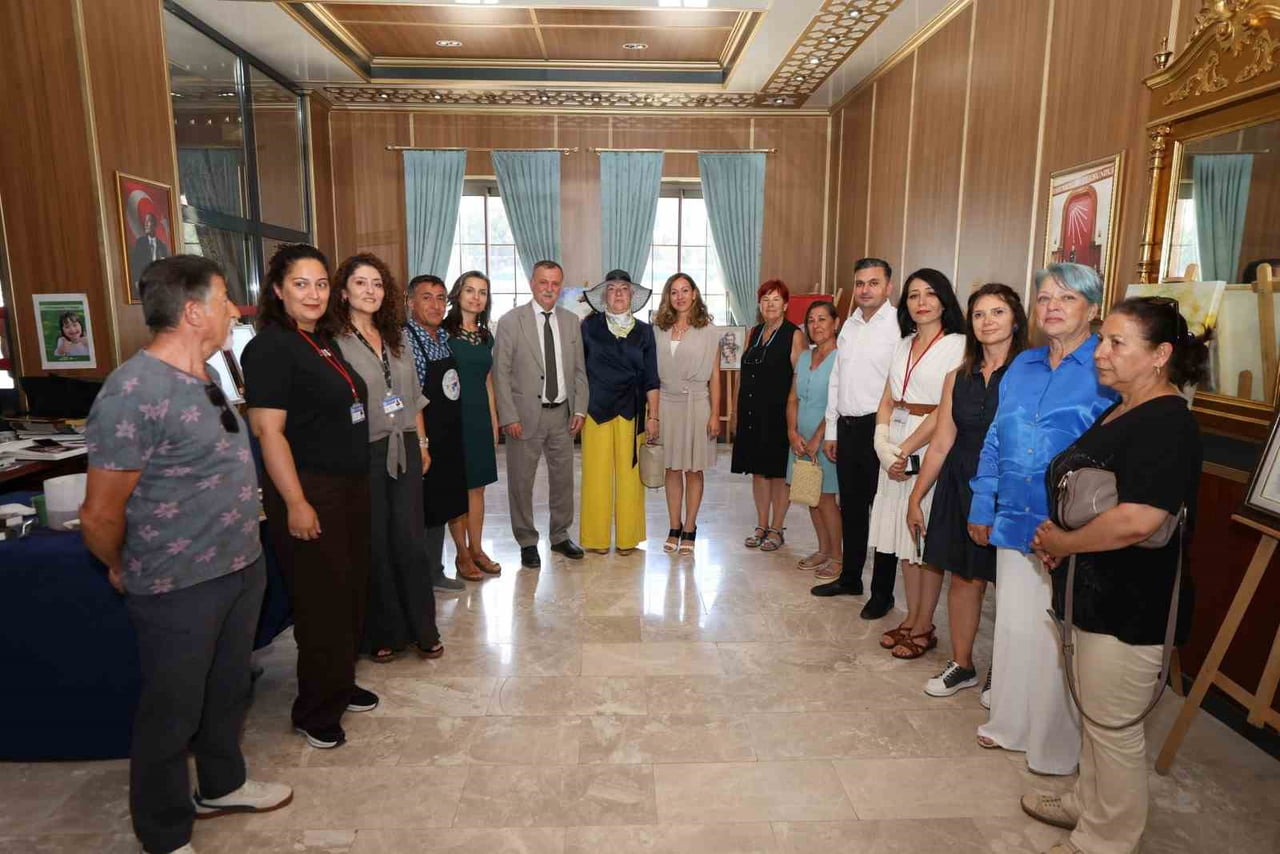 YUNUSEMRE BELEDİYESİ'NİN EV SAHİPLİĞİNDE DÜZENLENEN "RENKLERİN SUYLA DANSI" SERGİSİ, SULUBOYA...