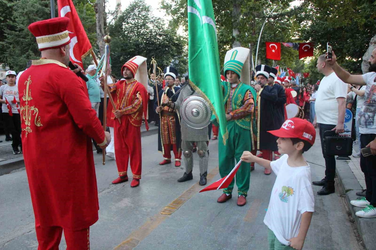YÜRÜYÜŞE ÖNCÜLÜK EDEN MEHTER TAKIMI ÇALDIĞI MARŞLARLA KONSERLE ŞEHRİ İNLETTİ.
