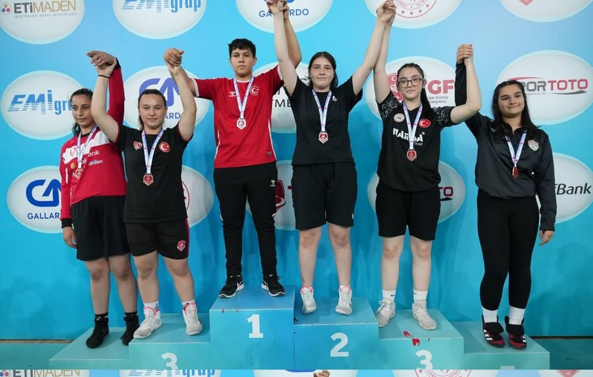 YÜSRA ÇALIŞKAN (SOLDAN İKİNCİ), ANKARA’DA DÜZENLENEN U14 KADINLAR TÜRKİYE GÜREŞ ŞAMPİYONASI’NDA 73...