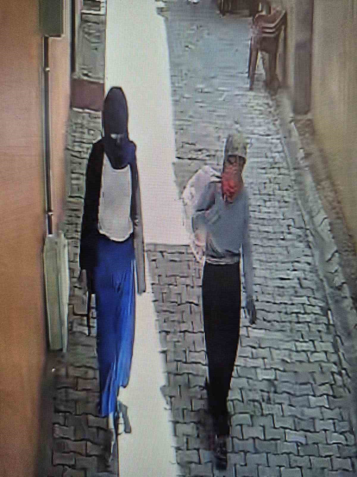 YÜZLERİNİ MASKE İLE GİZLEYEN KADIN ŞÜPHELİLER, SIRTLARINDA TAŞIDIKLARI POŞETLERDE YEDEK...