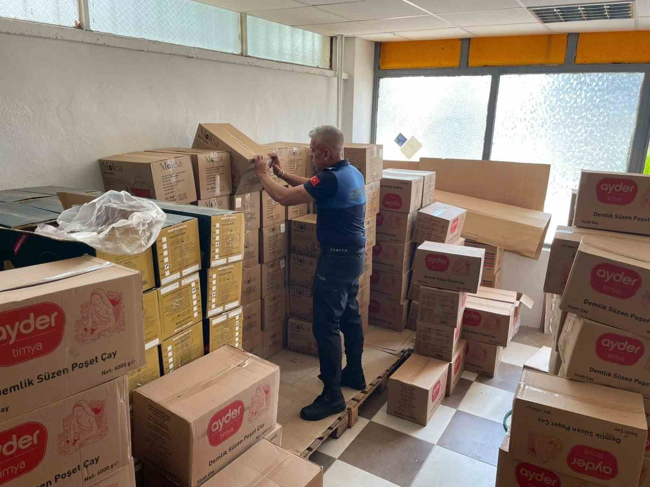 ZABITA EKİPLERİ SON KULLANIM TARİHİ GEÇEN 768 KİLOGRAM POŞET ÇAYA EL KOYDU