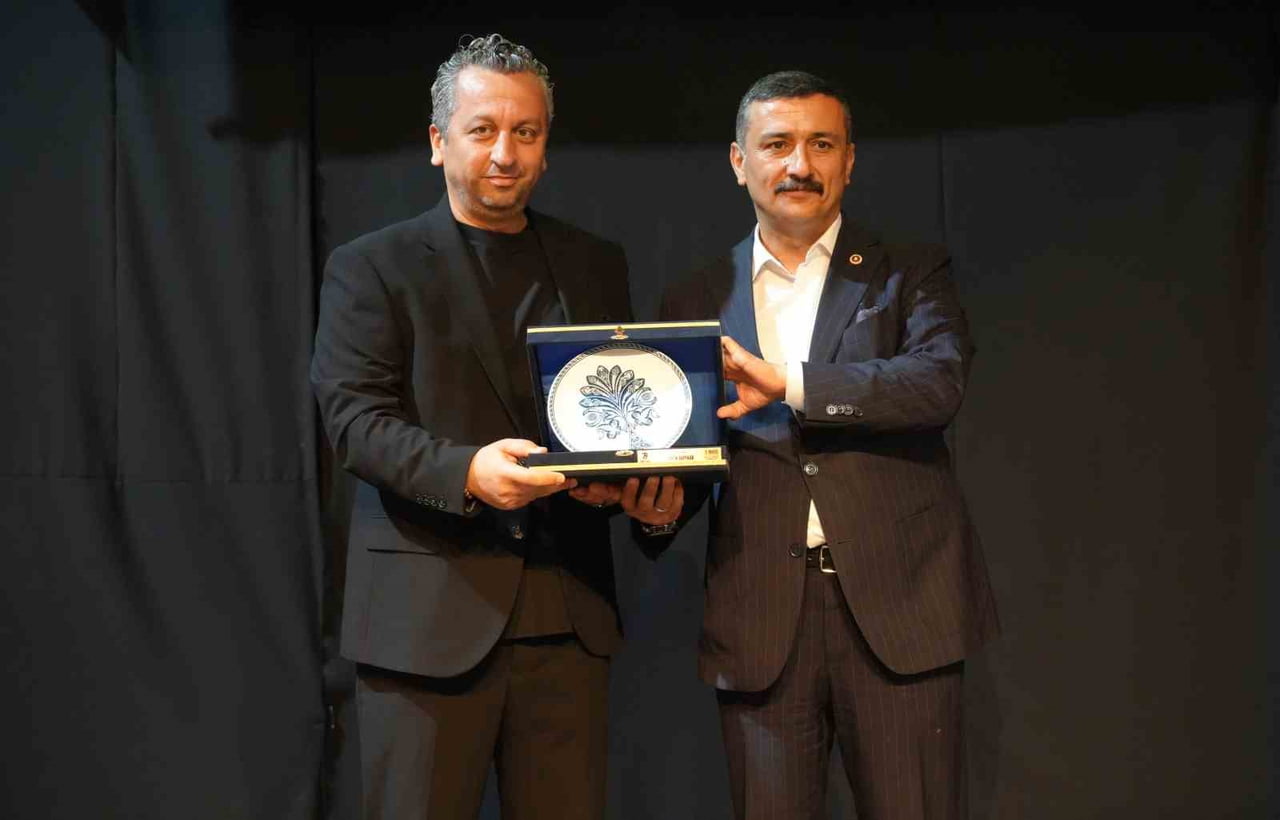 ZAFER AKPINAR'IN ÖDÜLÜNÜ SAĞLIK PROBLEMLERİ SEBEBİYLE GELEMEDİĞİ İÇİN UĞUR USLUBAŞ (SOLDA)...