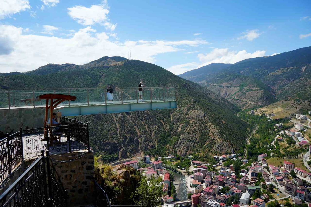 ZEMİNİ CAMDAN OLUŞAN TERASTA YÜRÜYEN VATANDAŞLAR, 240 METRE YÜKSEKLİKTEN TORUL İLÇE MERKEZİ...