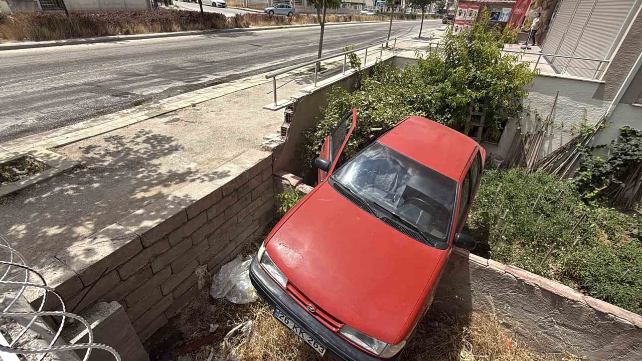 ZEYTİNYAGİ DOLAYISIYLA KAYGANLAŞAN YOLDA BAHÇEYE ARAÇ UÇTU.