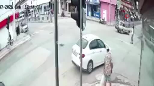 Zihinsel engelli şahıs çarşı ortasında üzerine benzin döküp kendini yaktı: Korku dolu anlar...