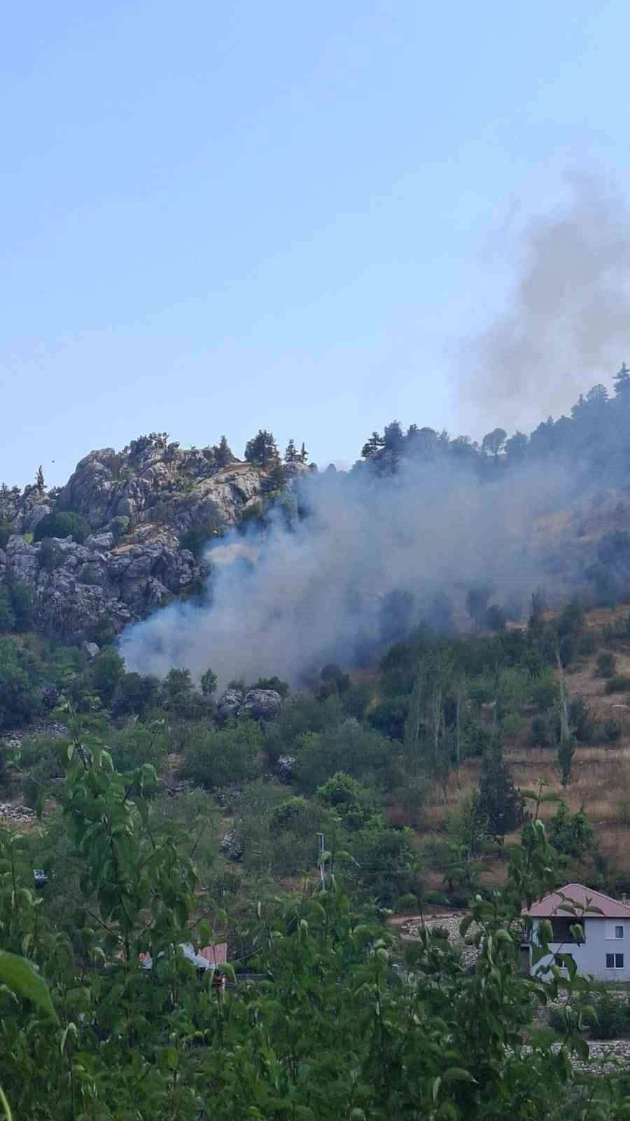 ZİRAİ ALANDA ÇIKAN YANGIN, EKİPLERİN KARADAN MÜDAHALESİYLE BÜYÜMEDEN KONTROL ALTINA ALINDI