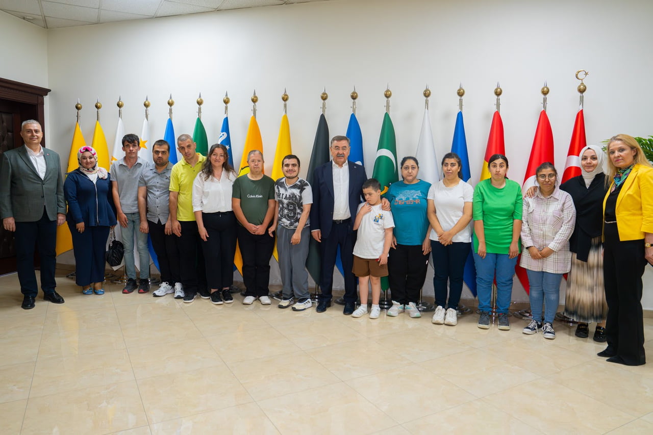 ZİYARET, GÜNÜN ANISINA ÇEKİLEN HATIRA FOTOĞRAFIYLA SONA ERDİ.