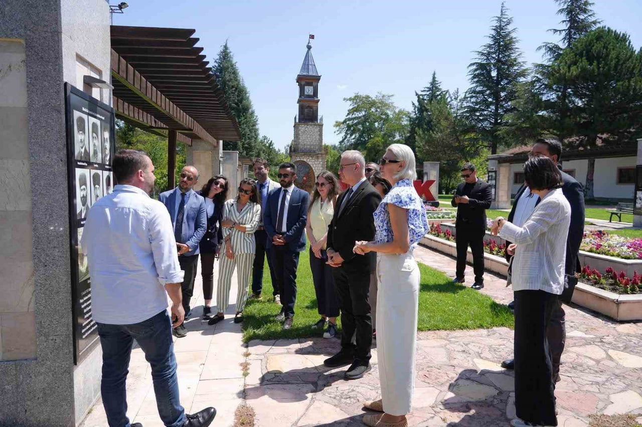 ZİYARETTE HEYET ÜYELERİ, BİLECİK'İN TARİHİ MEKANLARINI DA GEZDİ