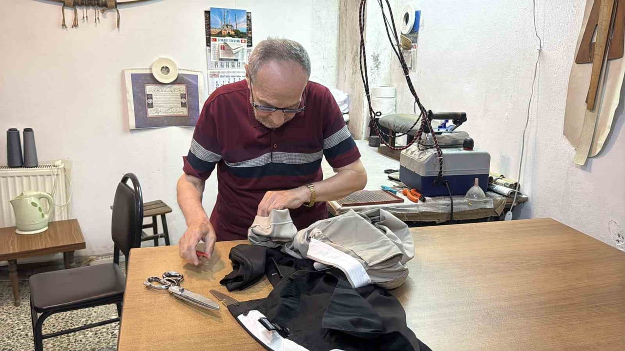 ZONGULDAK'IN ALAPLI İLÇESİNDE 76 YAŞINDAKİ TERZİ REŞAT YAVUZ, ÇOCUK YAŞTA BAŞLADIĞI TERZİLİK...