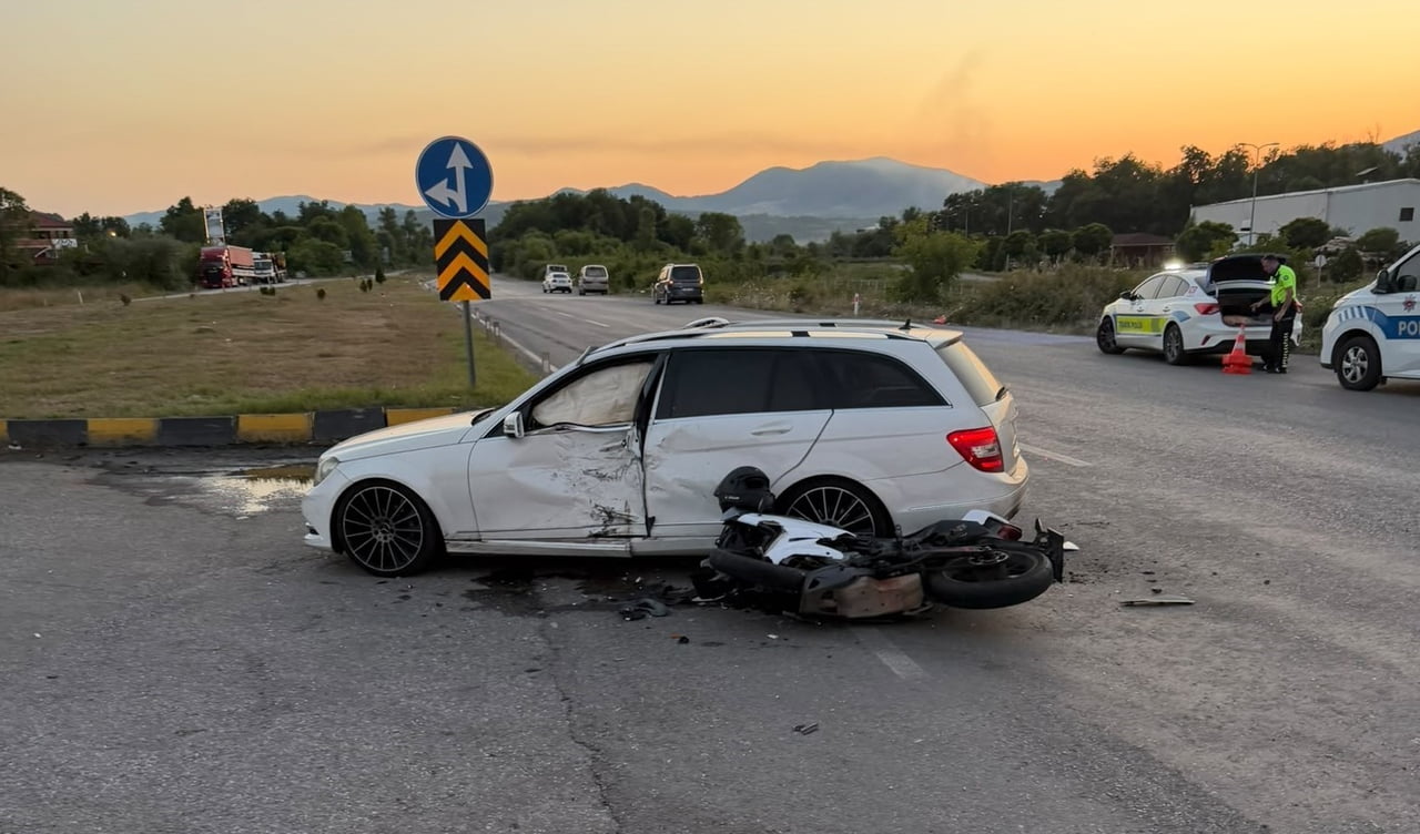 ZONGULDAK'IN ÇAYCUMA İLÇESİNDE MEYDANA GELEN TRAFİK KAZASINDA SEYİR HALİNDE OLAN MOTOSİKLETİN...