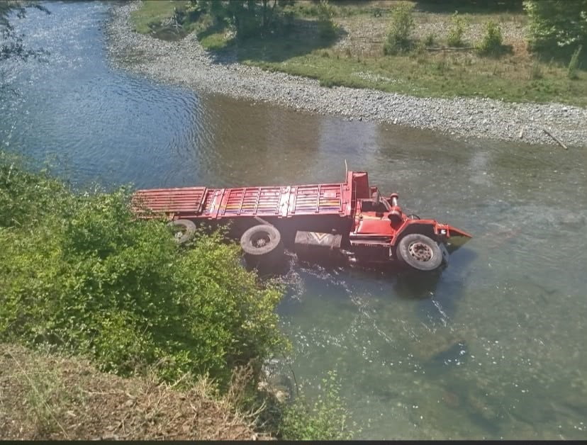 ZONGULDAK'IN DEVREK İLÇESİNDE MEYDANA GELEN TRAFİK KAZASINDA KAMYON SÜRÜCÜSÜ A.K. YARALANDI....