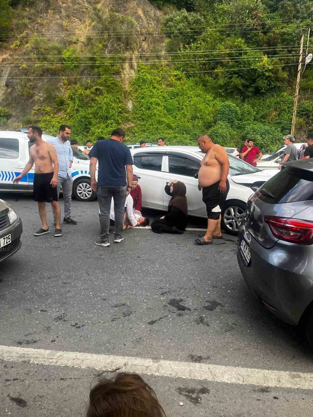 ZONGULDAK'IN EREĞLİ İLÇESİNDE OTOMOBİLİN ÇARPTIĞI BABA İLE OĞLU AĞIR YARALANDI. KAZANIN ARDINDAN...