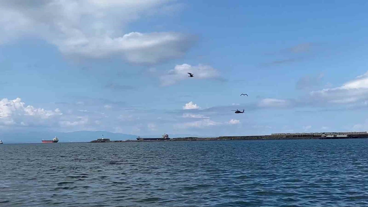 ZONGULDAK'IN KARADENİZ EREĞLİ İLÇESİ SEMALARINDA GERÇEKLEŞTİRİLEN SAVAŞ HELİKOPTERİ EĞİTİM UÇUŞU...