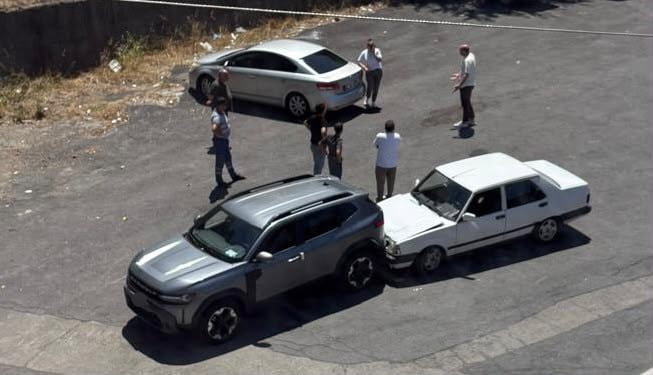 ZONGULDAK'IN KARADENİZ EREĞLİ İLÇESİNDE ARAÇ TAŞIYICI TIRDAN İNDİRİLDİĞİ SIRADA KONTROLDEN ÇIKTIĞI...