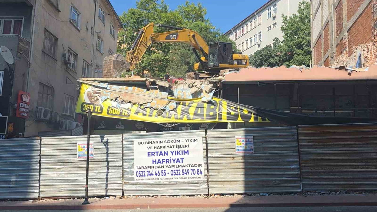 ZONGULDAK'IN KARADENİZ EREĞLİ İLÇESİNDE KENTSEL DÖNÜŞÜM KAPSAMINDA YIKIMI GERÇEKLEŞTİRİLEN BİR...